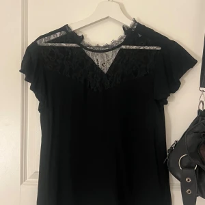 Spets topp - Säljer denna jättefina blus/topp ifrån hm. Storlek 36 men passar även 38. Helt slutsåld. Använd ca 5 gånger så är i bra skick. Pris kan diskuteras❤️