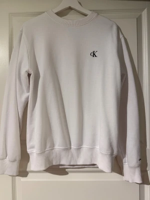 Vit sweatshirt från Calvin Klein  - Vit sweatshirt från Calvin Klein i mycket bra skick.         Storlek M 