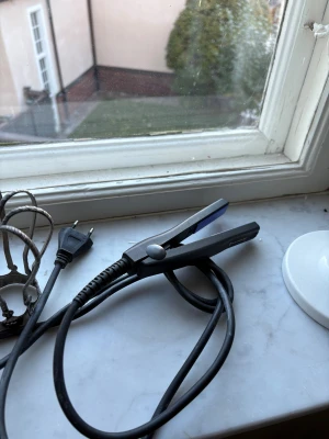 Remington Plattång - Remington plattång med keramiska plattor och sladd. Fungerar utmärkt och är i gott skick, med endast mindre yttre slitage. Perfekt för att snabbt och enkelt styla håret hemma. Passar alla hårtyper och värms upp snabbt.