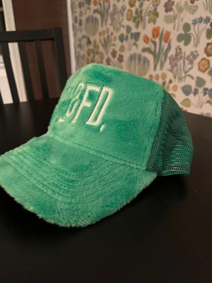 Grisch Classified Keps av SampeV2 - Jag säljer denna grön keps från Sampe V2:s Classified. Köpte den och använts knappt endast vid fåtal gånger så kvalificerar den som ny. Med mjuk plysch framtill och mesh baktill. Kepsen har broderad vit logga på framsidan och cool trucker-modell. Perfekt för dig som vill ha en färgglad accessoar. Kepsen kostade 600kr på classified.se men sätter pris på 200kr och priset går såklart att diskutera om det skulle vara så! Hör av vid frågor/fler bilder annars! 😅 