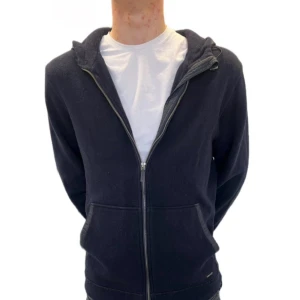 Woolrich cardigan X Saint Laurent hoodie - As fet cardigan & hoodie från Woolrich och Saint Laurent! Båda i strl M. Saint Laurent skick= 9,5/10| Woolrich skick= 8,5/10 (inga defekter)| Köp båda för 1949, enskilt pris hittar ni i profilen. Få en rabatt på valfritt plagg i profilen om ni följer! båda är självklart ÄKTA! Hör av er vid fler frågor eller vid intresse av fler bilder 🙌🏻