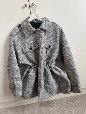 Cloeys jacka  - Lite längre jacka från Gloeys, använd 2-3 ggr bara. Lite oversized, passar S/M ❤️