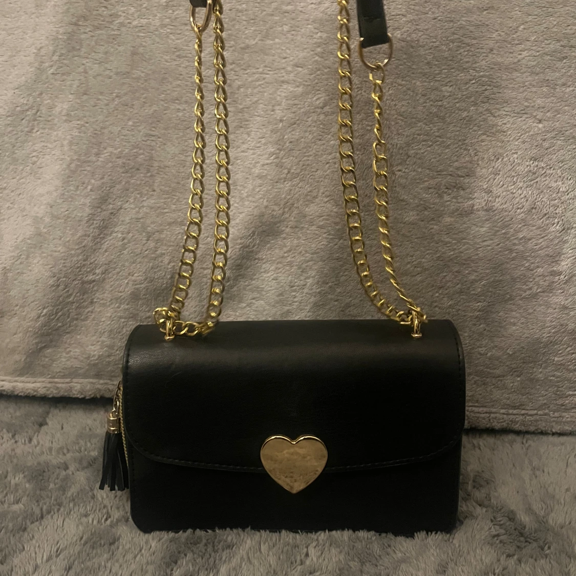 Svart axelväska med hjärtdetalj - 1