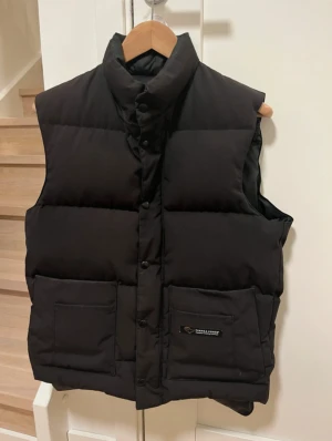 Canada goose väst - Toppen skick, använd få gånger och är väl omhändertagen. Endast något solblekt men inget som är tydligt alls! Strl S i herr modell, lite äldre modell. Självklart äkta, hör av dig om du undrar något 😊