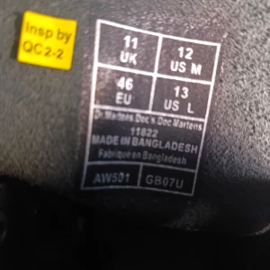 Svarta Dr. Martens boots stl 46 - Klassiska svarta Dr. Martens boots i skinn med ikonisk gul söm runt sulan och genomskinlig, räfflad sula. Högt skaft, snörning framtill och dragflik med logga bak. Perfekta för dig som vill ha en tidlös och edgy stil.