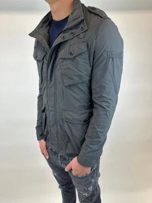 Woolrich Jacka  - Hej! Säljer nu denna väldigt snygga och eftertraktade Woolrich Fieldjacka! Jackan är slutsåld överallt och går inte att få tag på… jackan är perfekt nu till vintern  Storlek S Ny pris: 6000 kr Säljs för: 1299 kr