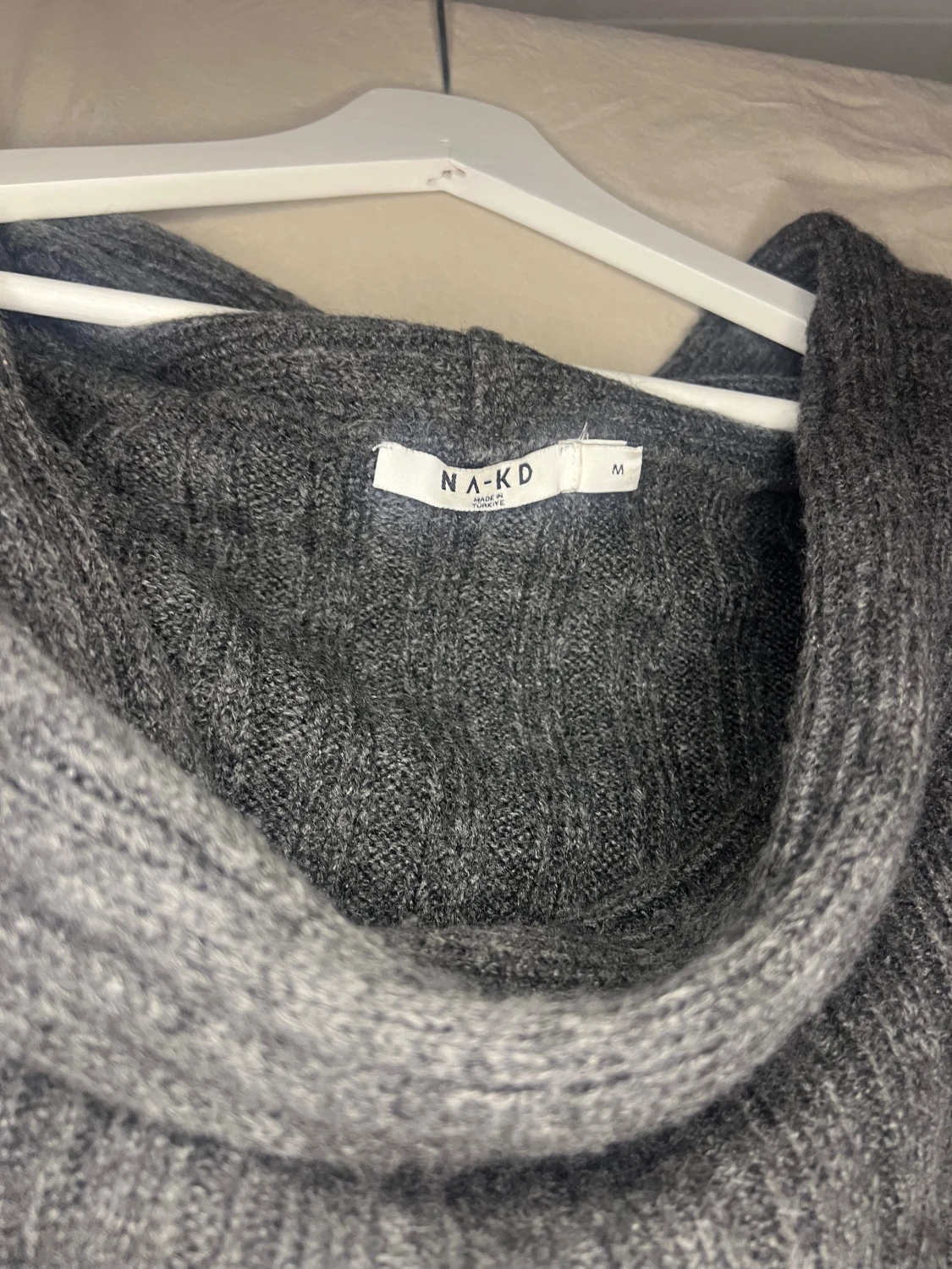 Mörkgrå stickad off-shoulder från NA-KD - 1