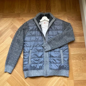 Grå cardiganjacka - Grå cardigan, perfekt inför sommaren då den är lite tunnare men ändå bibehåller värme! Storleken är medium och tveka inte på att höra av er! Kom med bud 😀 är flexibel med priset!