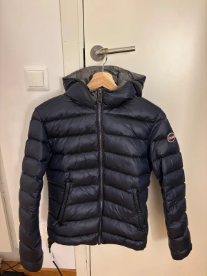 Colmar jacka - Mörkblå Colmar jacka i väldigt bra skick! Storlek 44 (italiensk storlek) men uppskattas till S.  Nypris runt 4000kr