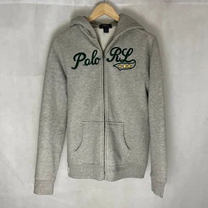 Ralph Lauren Zip hoodie - Riktigt soft zip Hoodie av Ralph Lauren. Storlek m för barn. Modellen är 185. Riktigt bra skick. Broderat raffe märke.