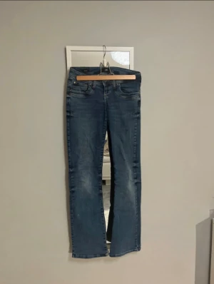 Blå bootcut jeans från LTB Valerie - Jättefina ltb jeans i modellen valerie🫶🏻 använda men jättebra skick, strl 25/32 testa buda 