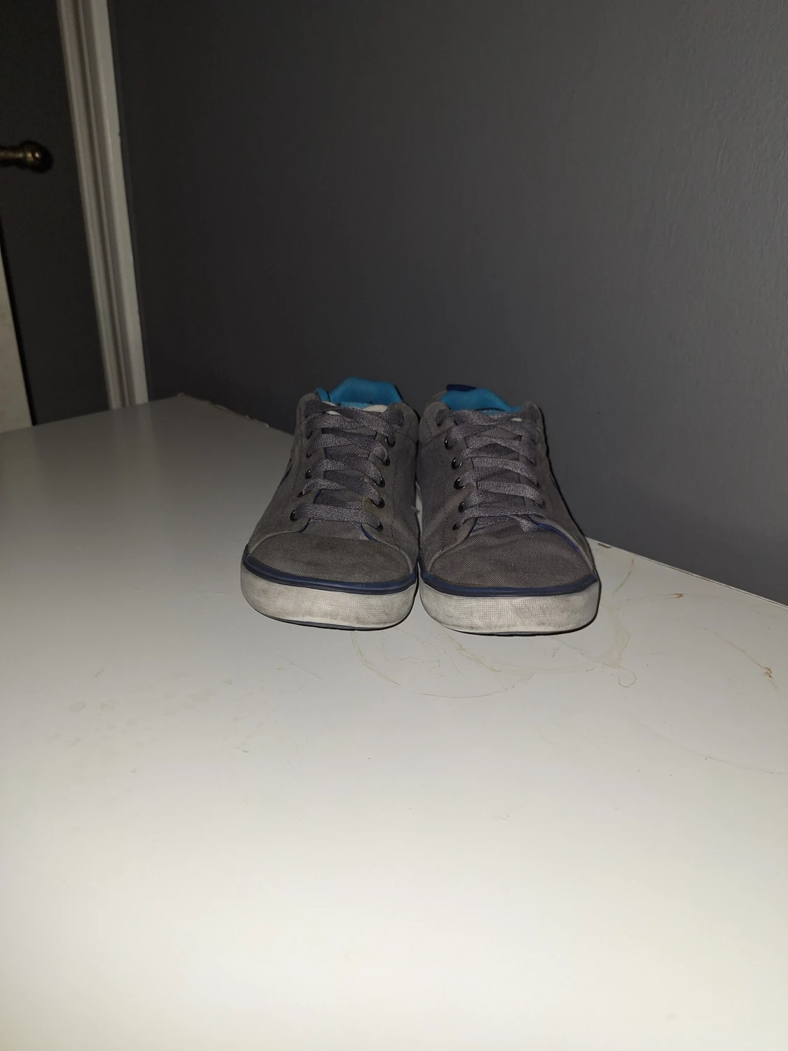 Gråa sneakers från Fred Perry.  O.B.S går ej lägre är 450kr - 3