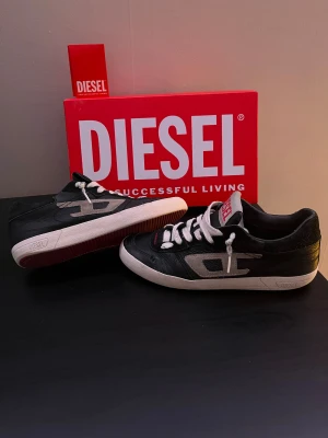 Diesel Skor - Säljer ett par fräscha diesel skor inte använt på ungefär 1 år har bara stått skriv om ni är intresserade eller om ni bara har några frågor 