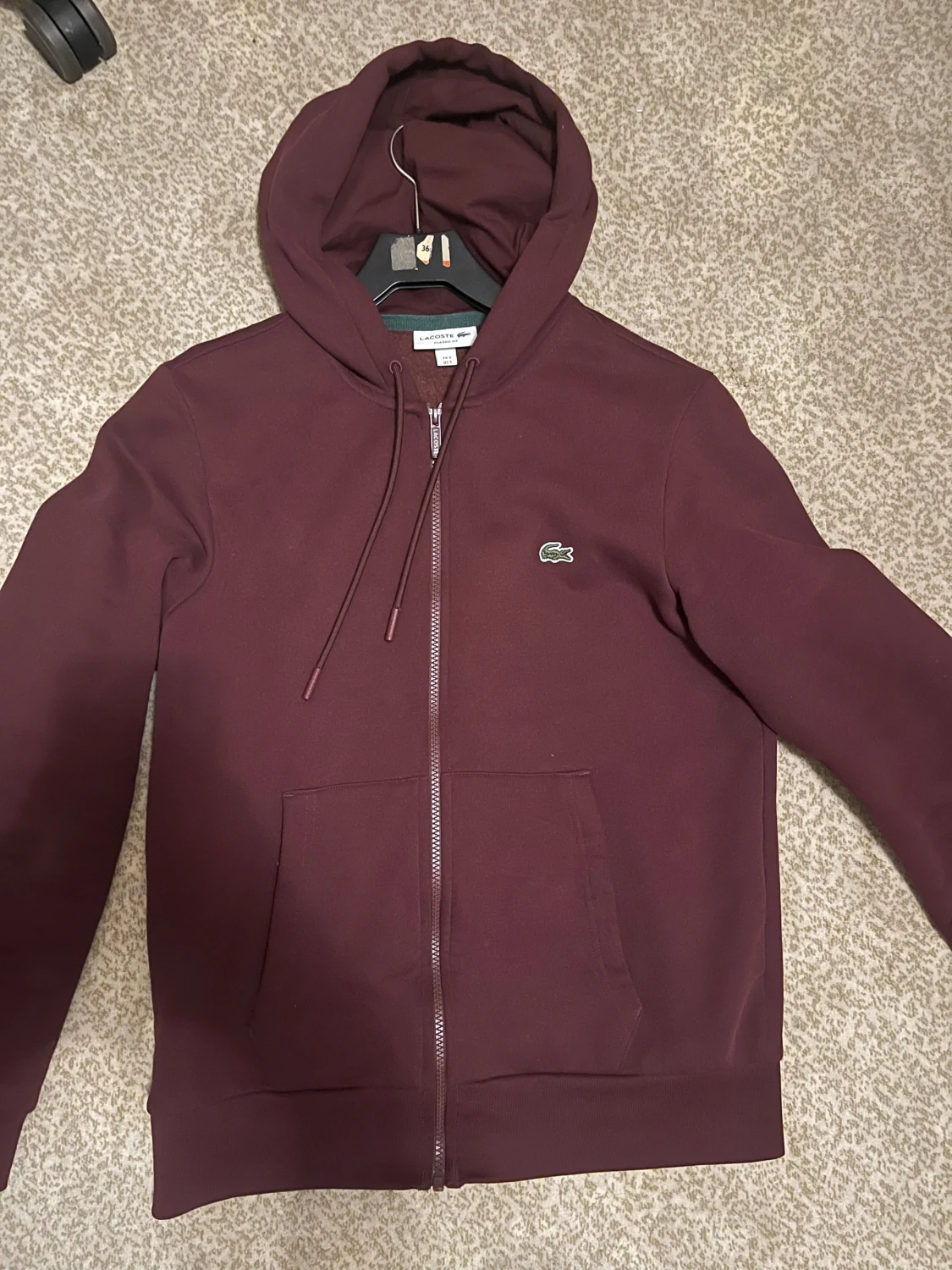 Vinröd hoodie från Lacoste med dragkedja - 1