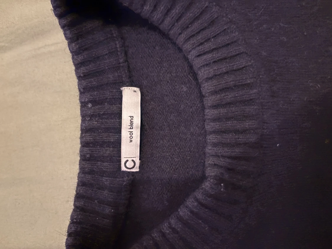 Mörkblå stickad tröja i ullmix - 1