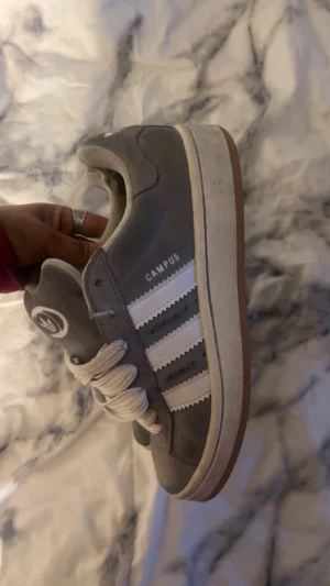 adidas campus 🤍 - säljer mina adidas campus som jag ej använder längre 💗 lågt pris då dem har slitage inuti skon som visas på bilden! 💕 jätte fina men använda, hör av er om frågor osv 💖pris kan diskuteras 