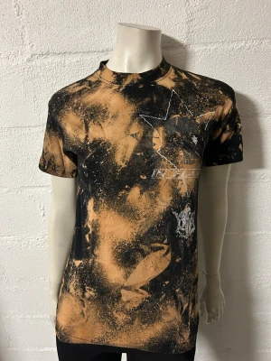 In flames T-shirt med meleringar stl XS - Helt ny In flames T-shirt med tuffa meleringar. Storlek XS.