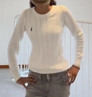 Ralph Lauren vit tröja  - Köptes denna sommar för 1200 köp lägre på min vinted inte ens använd en enda gång one size passar mig som är xxs