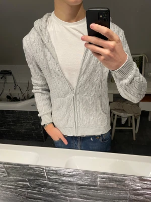Kabelstickad zip hoodie - Säljer nu denna tvär unika Kabelstickad zip tröjan med luva!🙌🏻 || Skick; 9/10 || Storlek: Står ingen storlek I, men skulle säga S (modellen är 182, sitter något kort) || Pris: 499kr || Hör av er vid funderingar’