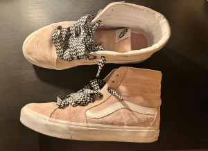 Ljusrosa Vans sneakers - Säljer ett par snygga Vans sneakers i rosa mocka med coola snören🍒