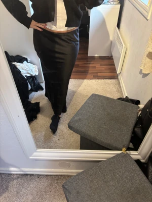 Svart långkjol från Zara i satin - Säljer en svart, stilren långkjol från Zara i mjukt satinmaterial. Kjolen har en rak och tight passform som sitter snyggt över höfterna och faller rakt ner mot anklarna. Vid snabb affär kan priset diskuteras. Har du frågor, bara att skriva💞