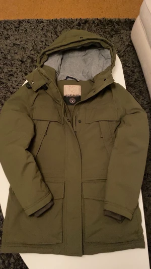napapijri Jacka  - napapijri Jacka, använd under en vinter säsong och verkligen hållit mig varm,  den är i fint skick🙌 Jackan är slutsåld och finns inte att köpa ny, när den fanns till salu kostade den 9-10 tusen, priset är inte hugget och kan diskuteras, bara fråga om man vill ha fler bilder eller har några funderingar🤗