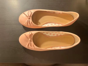 Rosa ballerinaskor med rosett - Snygga ljusrosa ballerinaskor med rund tå och söt rosettdetalj framtill. Perfekta till studenten!💖💖💖