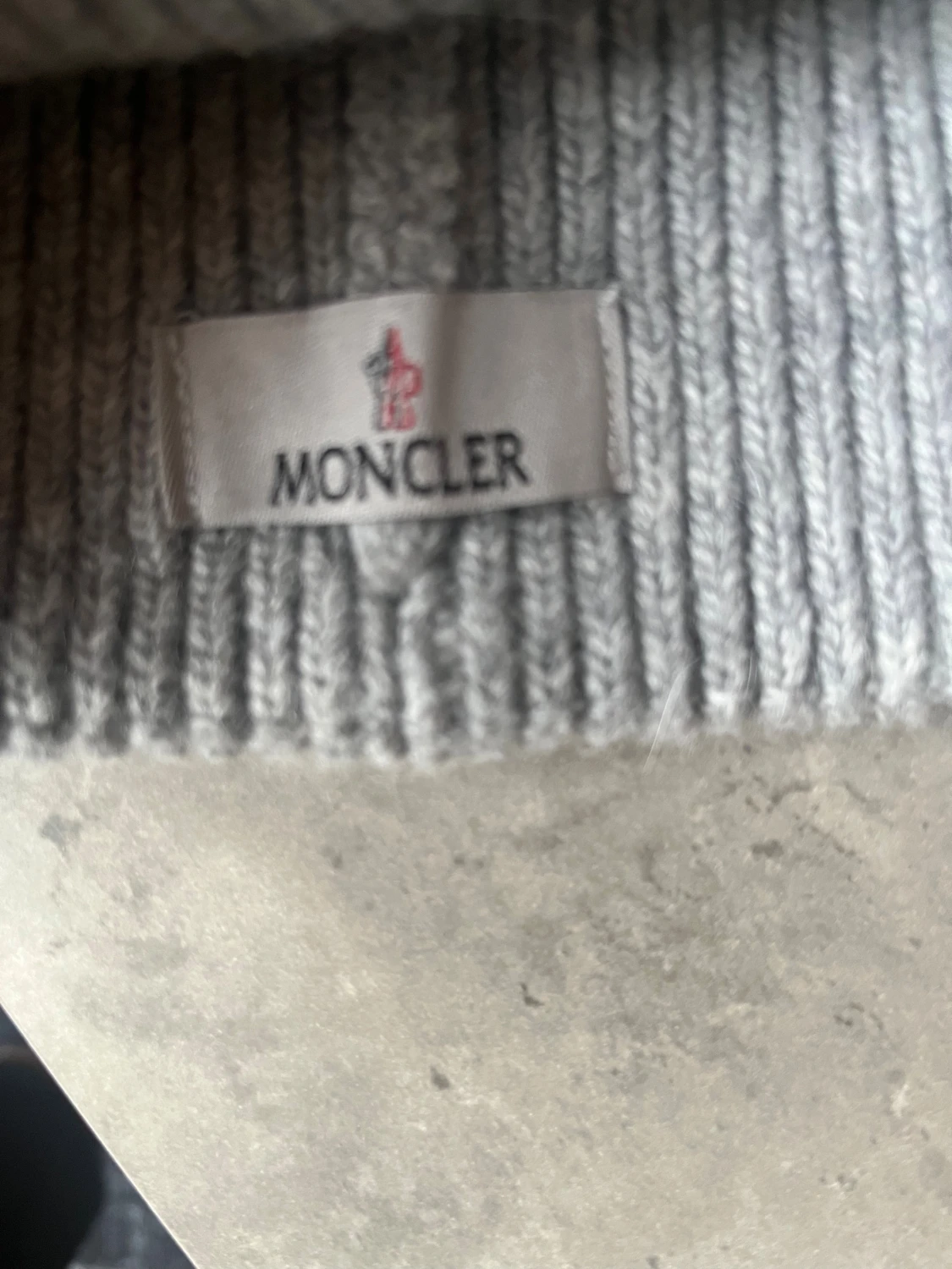 Grå ribbstickad Moncler mössa - 1
