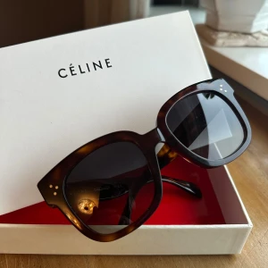 Céline bruna/tortoise solglasögon  - Snygga solglasögon från Céline med båge i tortois. Inköpta på NK i Göteborg, kvitto och autencitetslapp finns! Låda, fordral och oanvänd putsduk följer med! 🥰