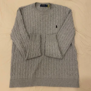 Polo Ralph Lauren tröja - Säljer denna eftersom den inte passar mig längre. Tröjan är använd ett par gånger men den är fortfarande i perfekt skick. Dm för fler bilder och ställ gärna frågor!!