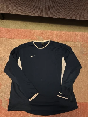 Nike dri fit tröja  - Säljer denna snygga Nike dri fit long sleeve tröja i storlek L, tröjan är vintage och är knappt använd, skulle säga Max 4 gånger. Tröjan är riktigt bekväm och perfekt för idrotts aktiviteter. Pris kan diskuteras!!