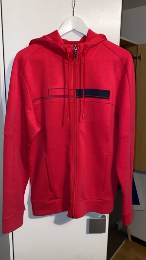 Boss kofta Rosa/röd storlek M - Boss kofta färgen är tung rosa så den ser lite röd ut också, storlek M finns ej att köpa någonstans jätte sällsynt oanvänd nytt skick 