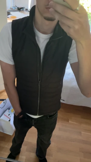 Svart dunväst från Didriksons S - Säljer en svart väst från Didriksons i storlek S. Enkel och snygg design som funkar till det mesta. Nypris: 1000kr