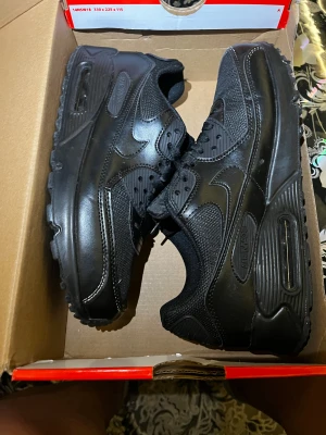 Air Max 90 - Helt nya air Max 90 tog på mig dom för en promenad och dom var för små och på vänstra foten gick tygen av och man kan måla den de e inte nått stort 