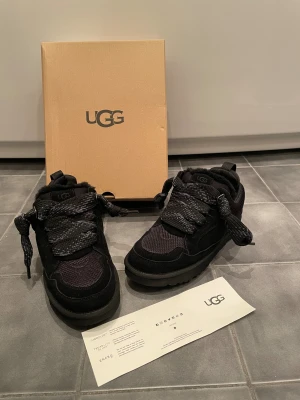 Ugg Lowmel Black - Skorna är i toppskick, storlek 41. Detta är en perfekt julklapp eller liknande, väldigt eftertraktade 😌. Hör av dig vid frågor! Kvitto finns!