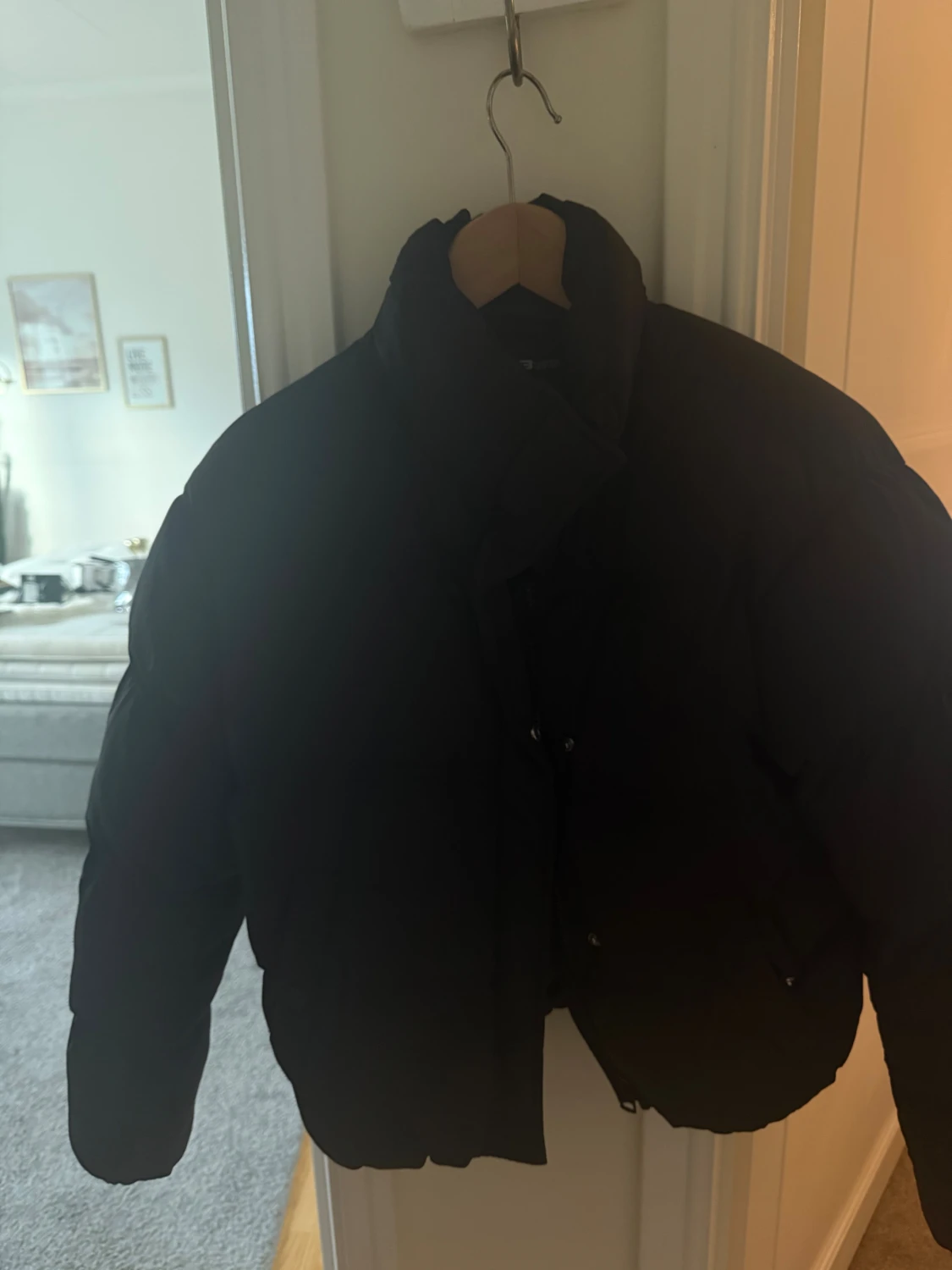 Svart pufferjacka från Sisters Point