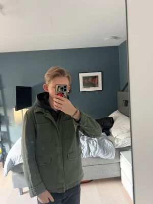 Grön overshirt från H&M - Säljer en grön overshirt från H&M i storlek 164. Jackan har fyra stora fickor framtill, klassisk krage och stängs med knappar. Säljer den pga av att den inte använts så mycket hör av er vid minsta lilla och pris kan diskuteras vid snabb affär 