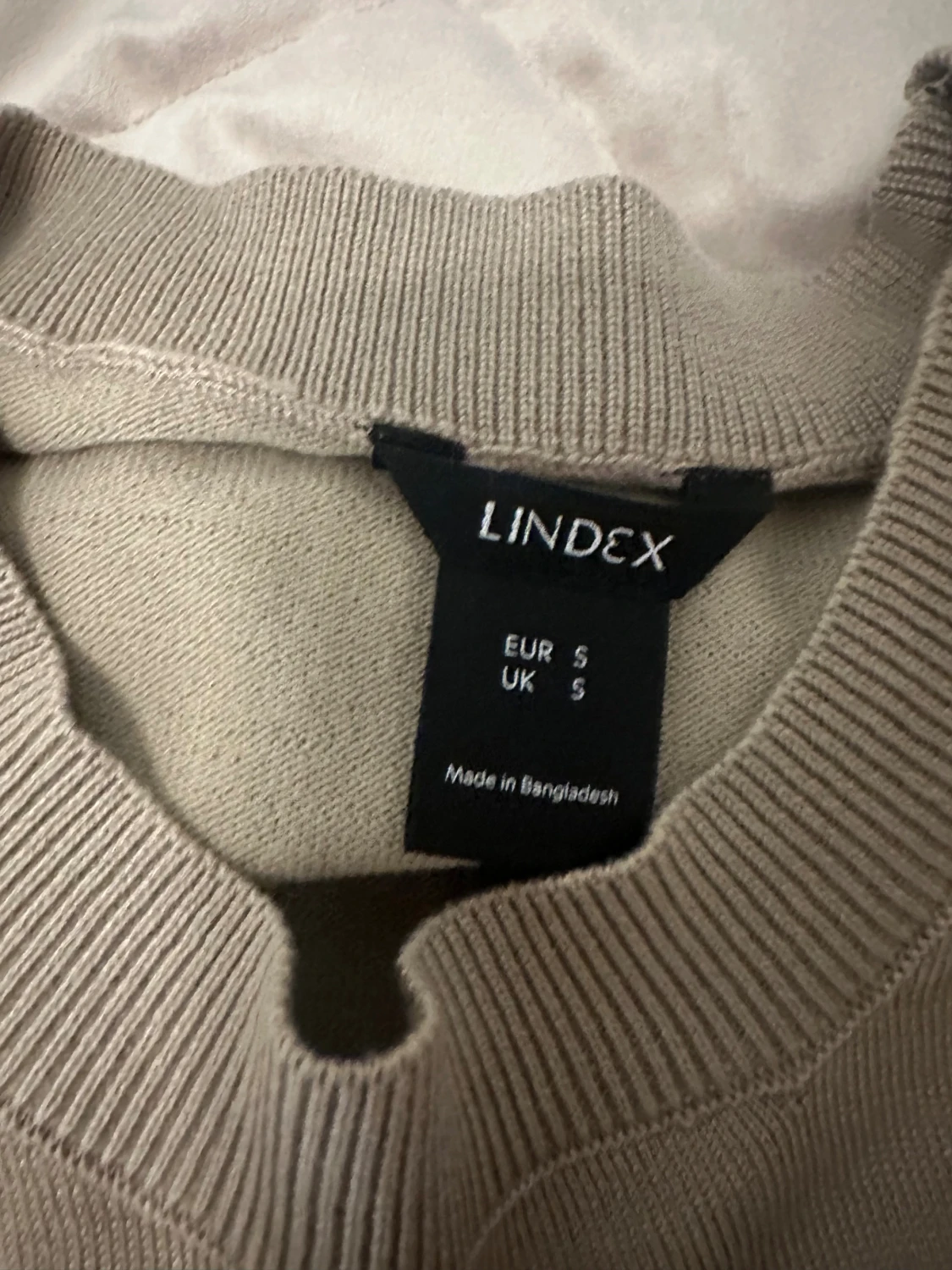 Beige stickad t-shirt från lindex i st S - 2