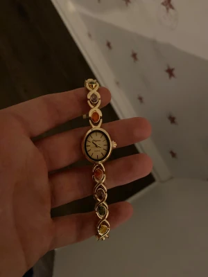 Vintage guldklocka  - Fint skick med ett helt nytt batteri och justerbart armband. Så du kan justera storleken på klockan hemma på 2 minuter med hjälp av nål 📌 