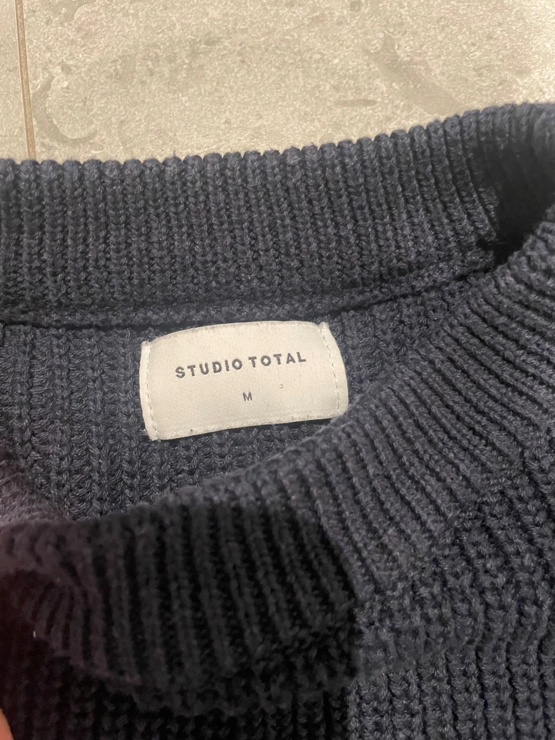 Mörkblå stickad tröja Studio Total - 1