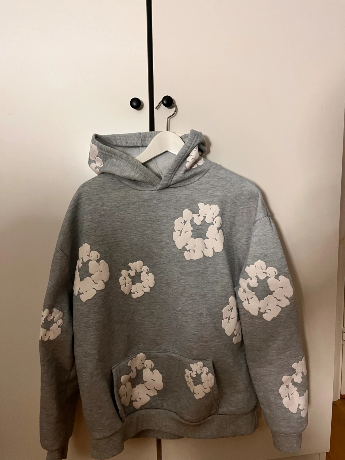 Grå hoodie med vita blommor Denim Tears