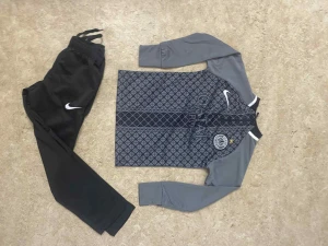 Svarta Nike träningsbyxor - Säljer ett par svarta träningsbyxor från Nike med klassisk vit swoosh-logga på benet. Byxorna har resår och snörning i midjan för skön passform. Perfekta för sport eller chill, tillverkade i mjukt och lätt polyester-material.