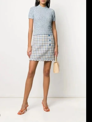 Rutig blåvit kjol från Sandro - Superfin kort kjol från Sandro. Kjolen har tre dekorativa blå knappar framtill och är tillverkad i ett strukturerat, lite tjockare material som ger en exklusiv känsla, perfekt för tillställningar i vinter🩵🤍Perfekt för dig som gillar preppy och trendig stil. Verkligen Blair Waldorf känsla. Köpt för 2150 kr på NK, går inte att få tag i längre. Storlek 2, motsvarar M, men skulle säga att den passar mindre också. Nyss hämtad från kemtvätt, helt i nyskick. Skriv för fler bilder☺️