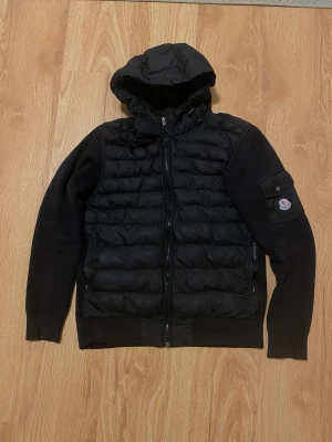 En svart Moncler cardigan  - Säljer min svart Moncler cardigan 