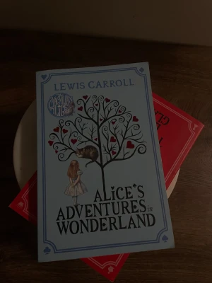 Alice's Adventures in Wonderland Böcker - Alice's Adventures in Wonderland Böckerna, de är nästan som nya. Väldigt intressanta böcker, väl omhändertagna och i gott skick! 