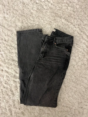 Stentvättade svara jeans  - Jätte snygga stentvättade svarta jeans. De har tyvärr blivit för små för mig❤️ 