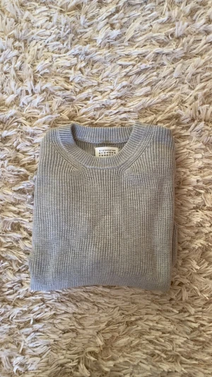  Maison Margiela tröja - Säljer denna schyssta stickade tröja från Maison perfekt nu för vintern. Den är storlek 46 vilket motsvarar M. Tröjan har bara använts ett fåtal gånger och är i prima skick 10/10. Vid fler frågor är det bara att ställa i dm. 