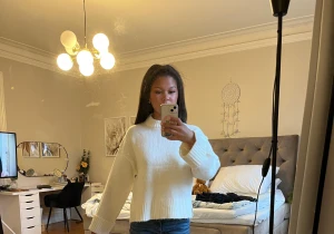 Vit stickad tröja med ribbade muddar - Lappen kvar. Säljer en vit stickad tröja med ribbade muddar och hög hals. Tröjan har en loose passform och är lite croppad i modellen, vilket gör den superenkel att styla med jeans eller kjol. Perfekt för dig som gillar en clean och fräsch look.