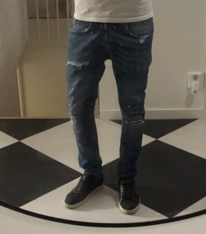 Dondup george - Säljer ett par blå Dondup George skinny jeans. De är lappad i rumpan och man ser inte när man använder de. Hör av dig vid frågor eller funderingar.
