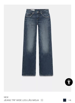 Wide leg jeans med låg midja - Snygga blå jeans med breda ben och låg midja. Klassisk femficksmodell med knapp och dragkedja framtill. Jeansen har en cool tvättad look och är perfekta för dig som gillar avslappnad stil.